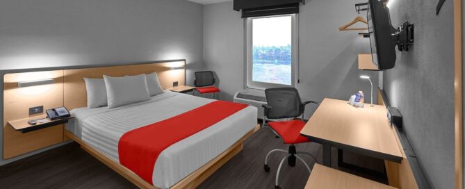 Habitación con cama queen y escritorio en City Express by Marriott Ciudad Juárez