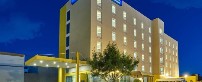 Fachada del City Express by Marriott Ciudad Juárez sobre Av. Tomás Fernández