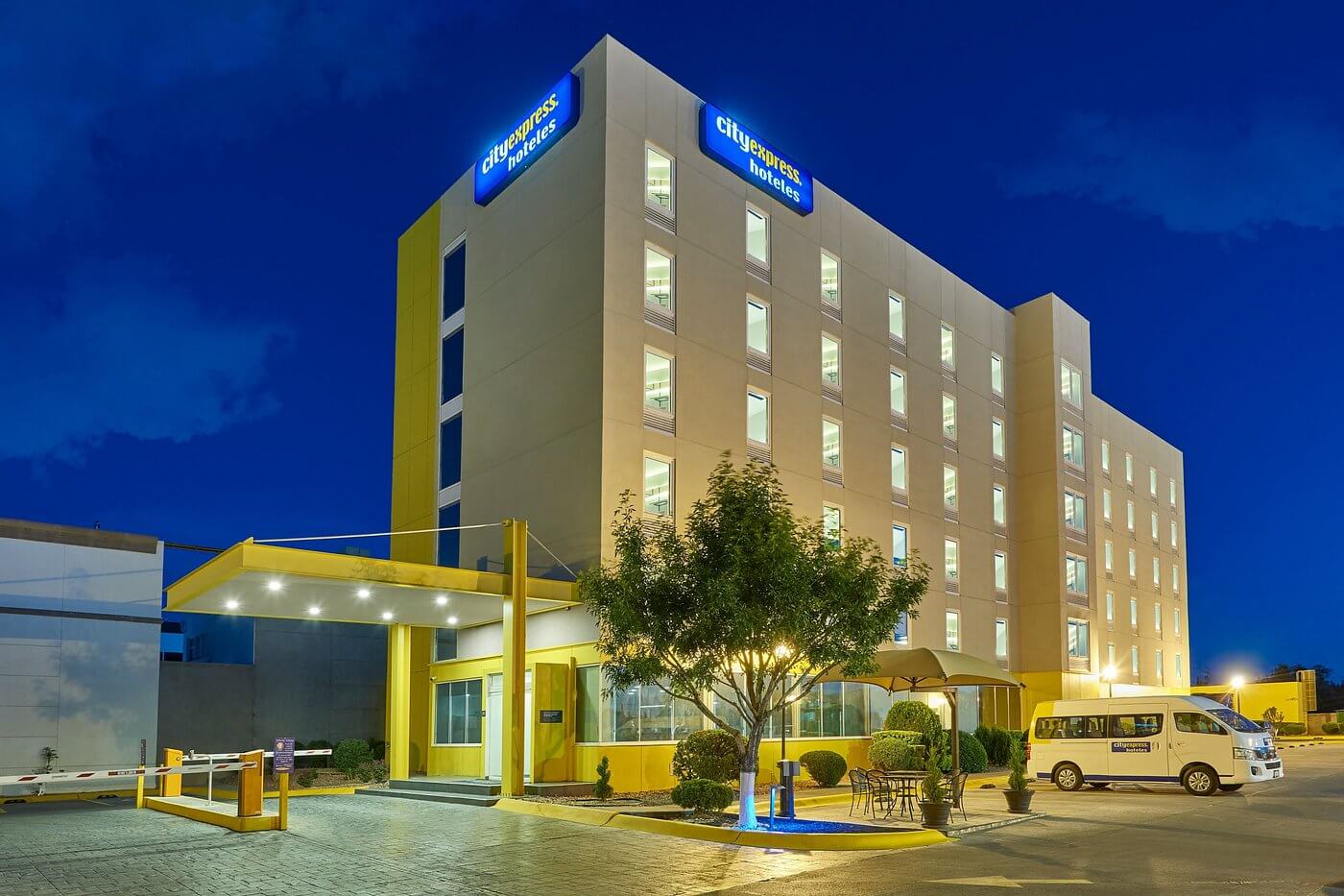 Fachada del City Express by Marriott Ciudad Juárez sobre Av. Tomás Fernández