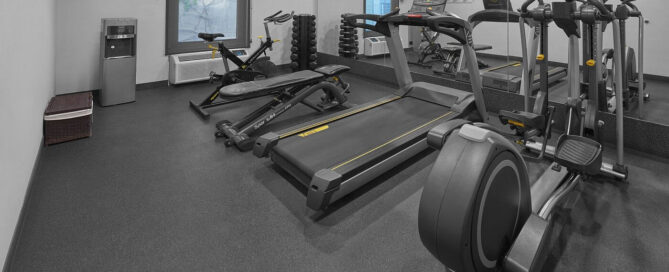 Gimnasio con caminadoras en City Express by Marriott Ciudad Juárez