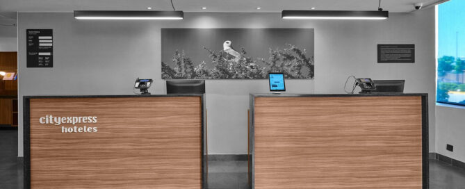 Recepción moderna en City Express by Marriott Ciudad Juárez