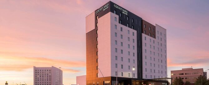 Fachada del Courtyard by Marriott Ciudad Juarez cerca del Consulado