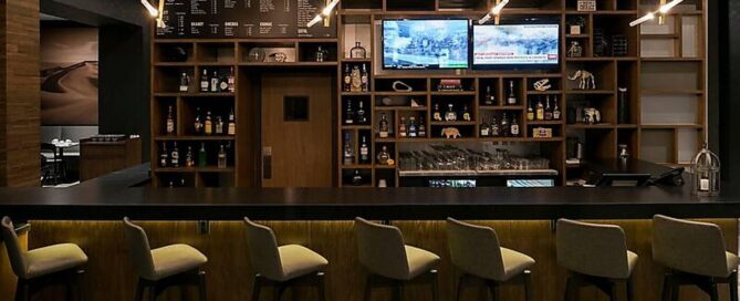 Bar "Centro" del Courtyard by Marriott Ciudad Juarez con barra y terraza.