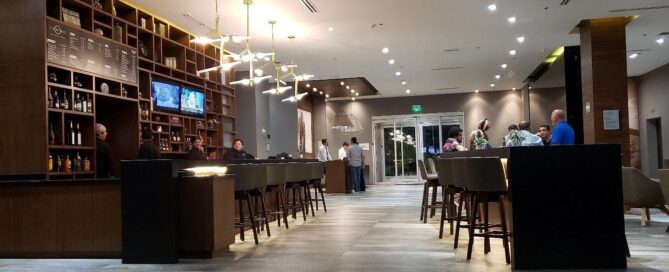 Lobby del Courtyard by Marriott Ciudad Juarez con áreas de descanso