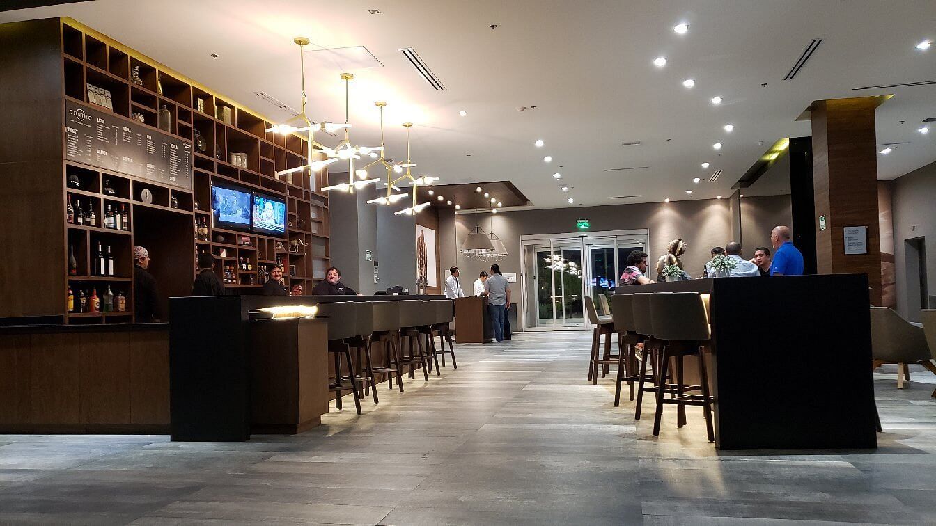 Courtyard by Marriott Ciudad Juarez – Bar y Lobby Lobby del Courtyard by Marriott Ciudad Juarez con áreas de descanso