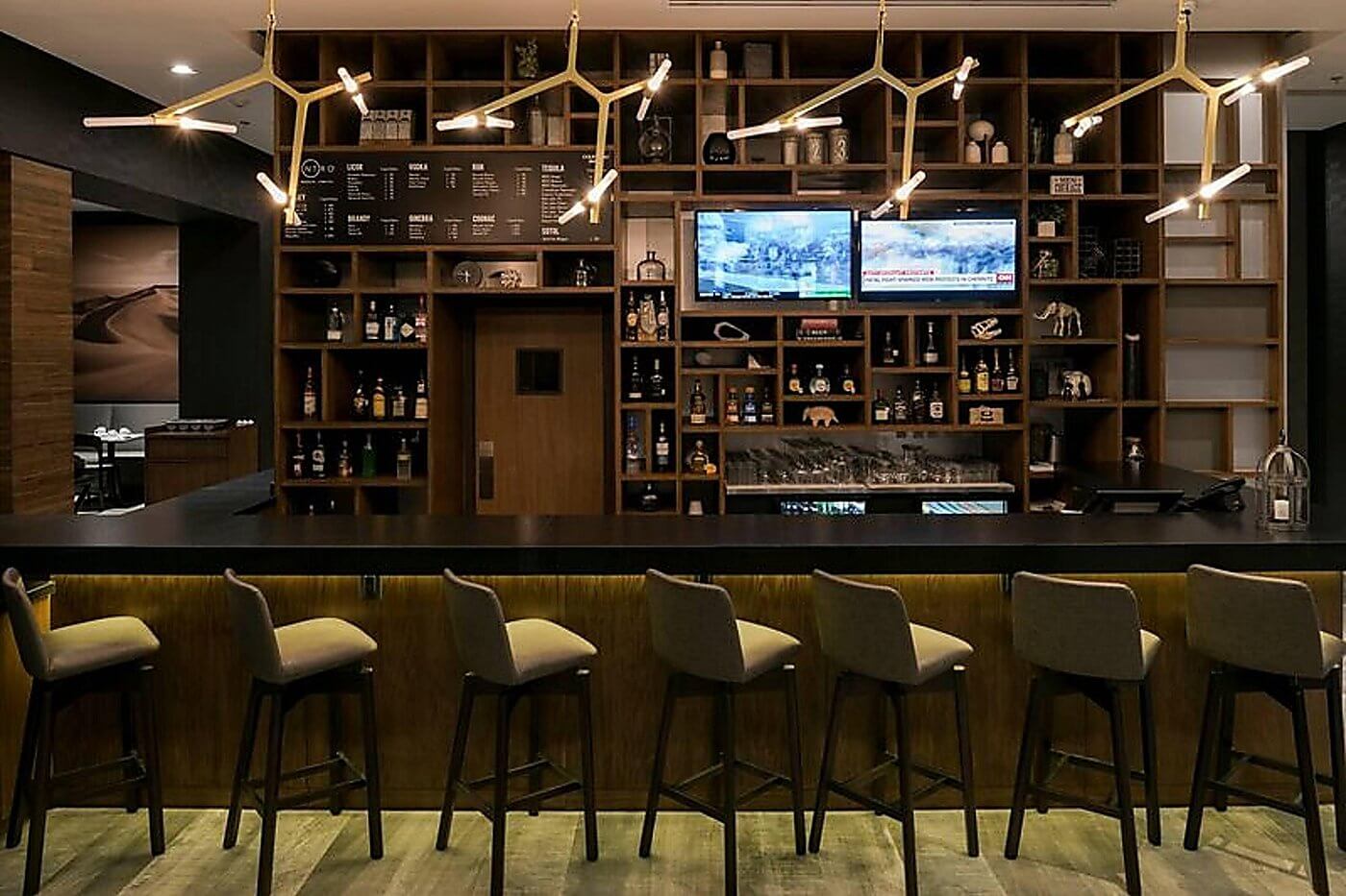 Courtyard by Marriott Ciudad Juarez – Bar Bar "Centro" del Courtyard by Marriott Ciudad Juarez con barra y terraza.