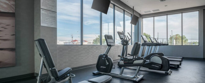 Gimnasio 24/7 del Courtyard by Marriott Ciudad Juarez con equipo de fuerza y cardio