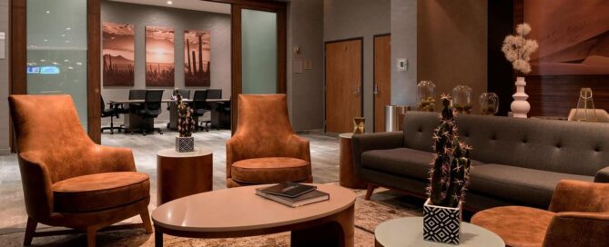 Sala de espera en el lobby del Courtyard by Marriott Ciudad Juarez con sillones.