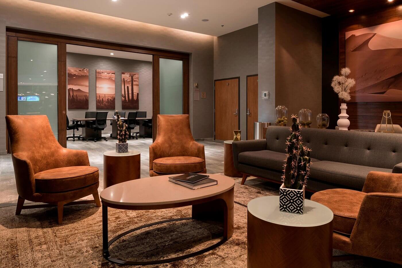 Courtyard by Marriott Ciudad Juarez – Sala de espera Sala de espera en el lobby del Courtyard by Marriott Ciudad Juarez con sillones.
