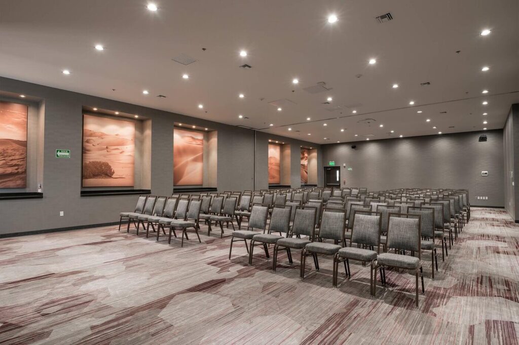 Courtyard by Marriott Ciudad Juarez – Salon de Convenciones Salón de convenciones del Courtyard by Marriott Ciudad Juarez: amplia sala con varias sillas colocadas en modo conferencia.