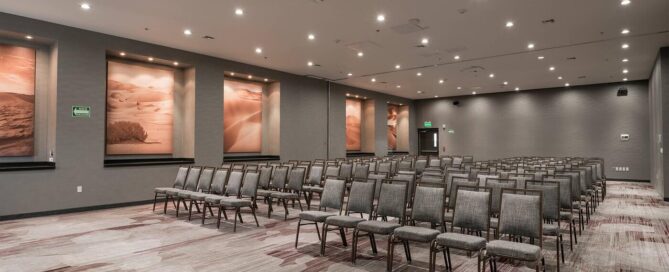 Salón de convenciones del Courtyard by Marriott Ciudad Juarez: amplia sala con varias sillas colocadas en modo conferencia.
