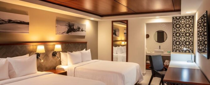 Habitación Deluxe King en Gamma Ciudad Juárez con escritorio.