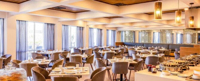 Restaurante de Gamma Ciudad Juárez con vista a la alberca.
