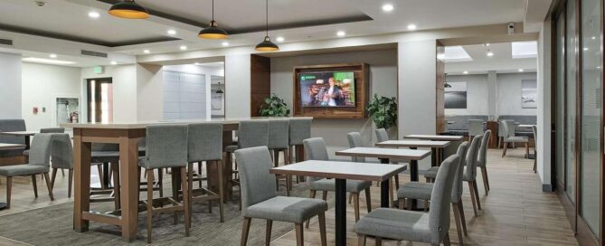 Área de desayuno del Hampton Inn By Hilton Ciudad Juárez con buffet y mesas.