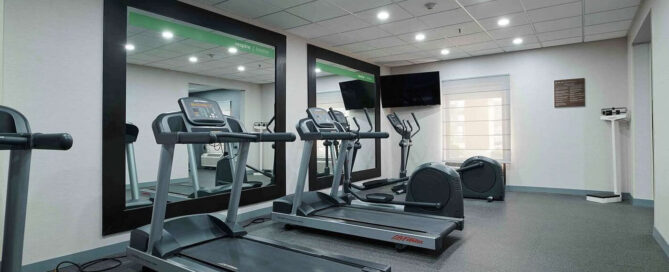 Gimnasio del Hampton Inn By Hilton Ciudad Juárez con equipo cardiovascular y pesas.