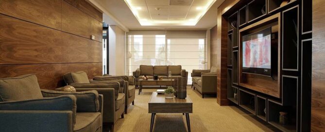 Lobby del Hampton Inn By Hilton Ciudad Juárez con sala de estar y recepción al fondo.