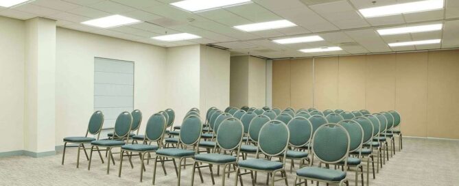 Sala de juntas del Hampton Inn By Hilton Ciudad Juárez con montaje tipo escuela.