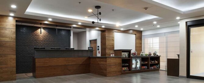 Recepción del Hampton Inn By Hilton Ciudad Juárez con mostrador y personal.