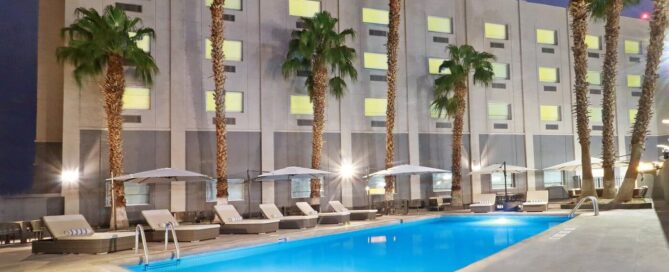 Holiday Inn – Alberca exterior con camastros