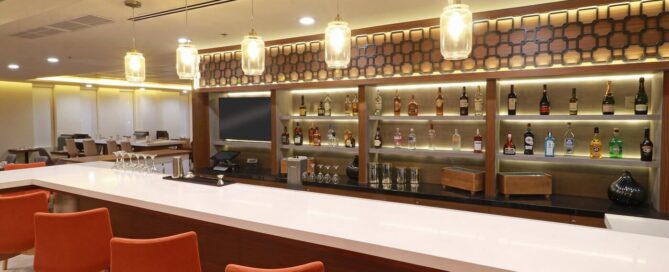 Holiday Inn – Bar El Refugio con barra y mesas