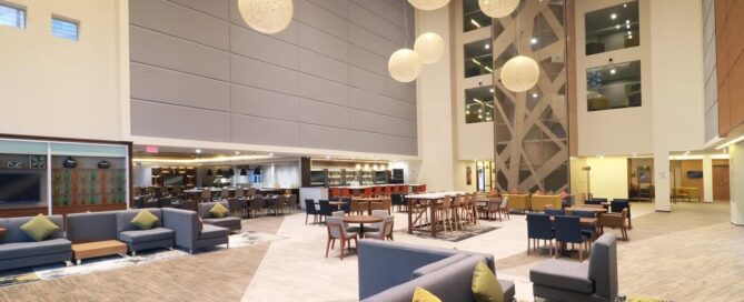 Holiday Inn – Lobby con recepción y zona de estar