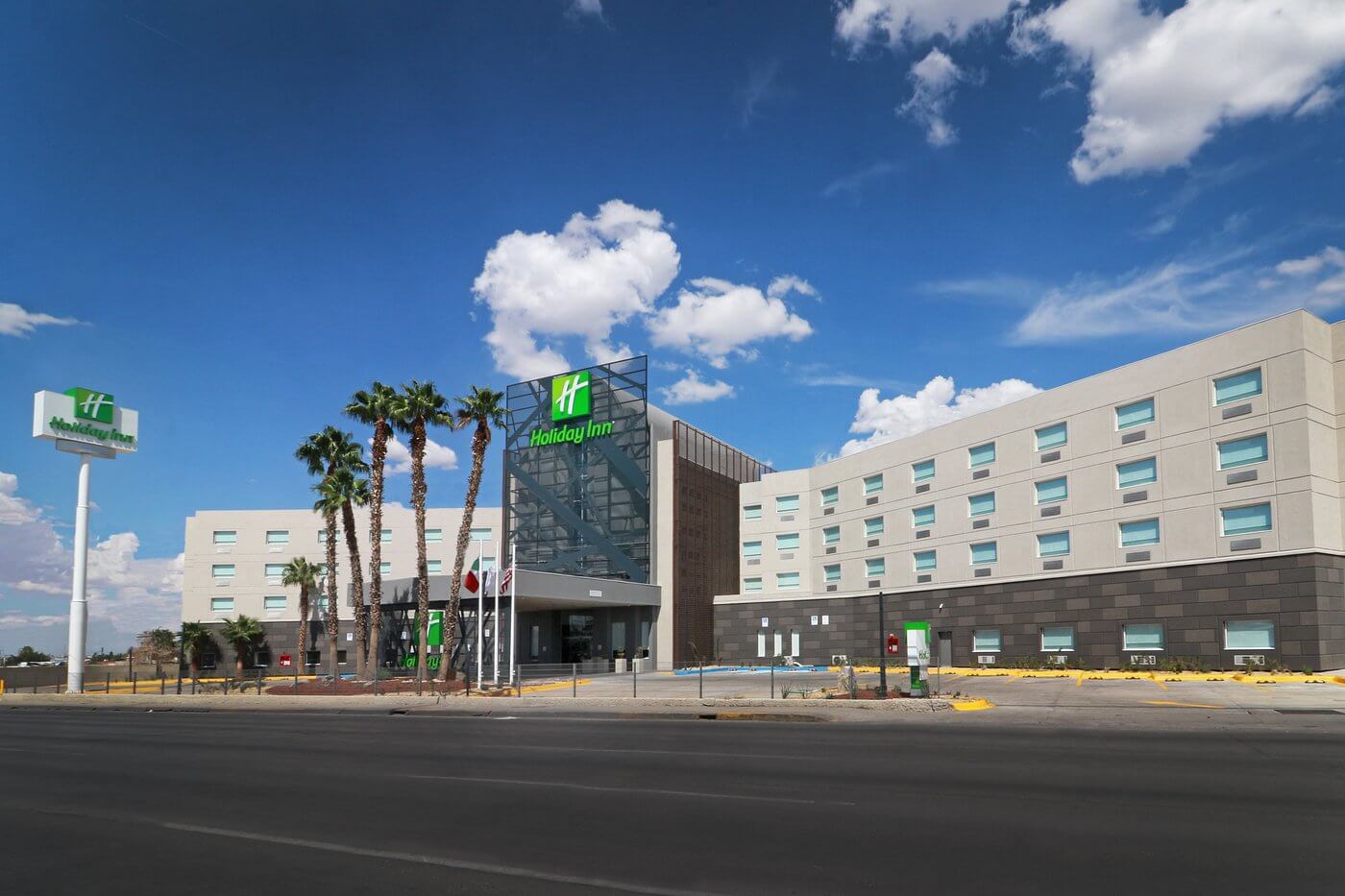 Holiday Inn by IHG fachada