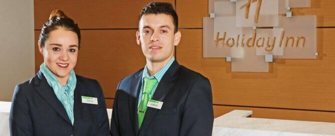 Holiday Inn – Front Desk con personal atendiendo