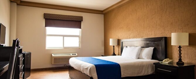Habitación del Hotel Conquistador Inn By US Consulate con cama y escritorio