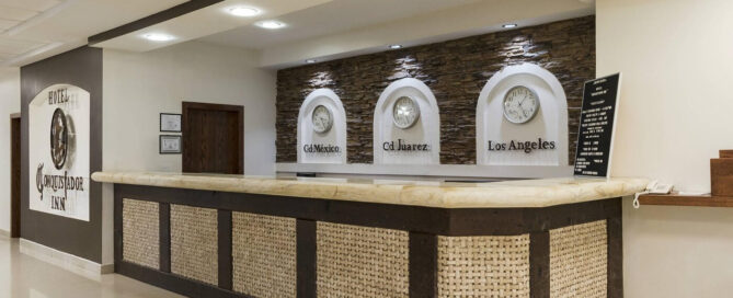 Recepción del Hotel Conquistador Inn By US Consulate con mostrador