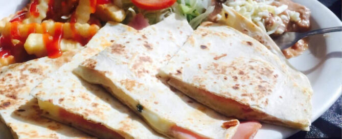 Sincronizadas servidas en El Mestizo del Hotel Conquistador Inn By US Consulate