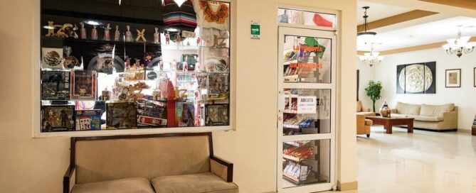 Tienda de souvenirs y golosinas en Hotel Conquistador Inn By US Consulate