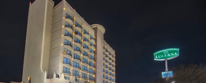 Hotel Lucerna Ciudad Juarez – entrada y estacionamiento con letrero iluminado; vista de la torre principal por la noche.