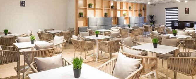 Restaurante Azul del Hotel Mesaluna: salón luminoso con mesas claras, sillas tejidas y decoración minimalista.