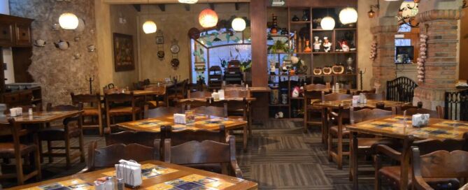 Restaurante El Comal en María Bonita Branch Hotel Business & Suites con mesas de madera y detalles de talavera.