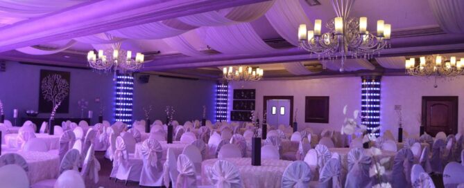 alón de eventos del María Bonita Branch Hotel Business & Suites con pista iluminada en verde y candelabros.