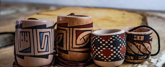 Vasos tipo “shot” y souvenirs de cerámica pintada a mano con motivos tradicionales del estilo Cerámica de Mata Ortiz.