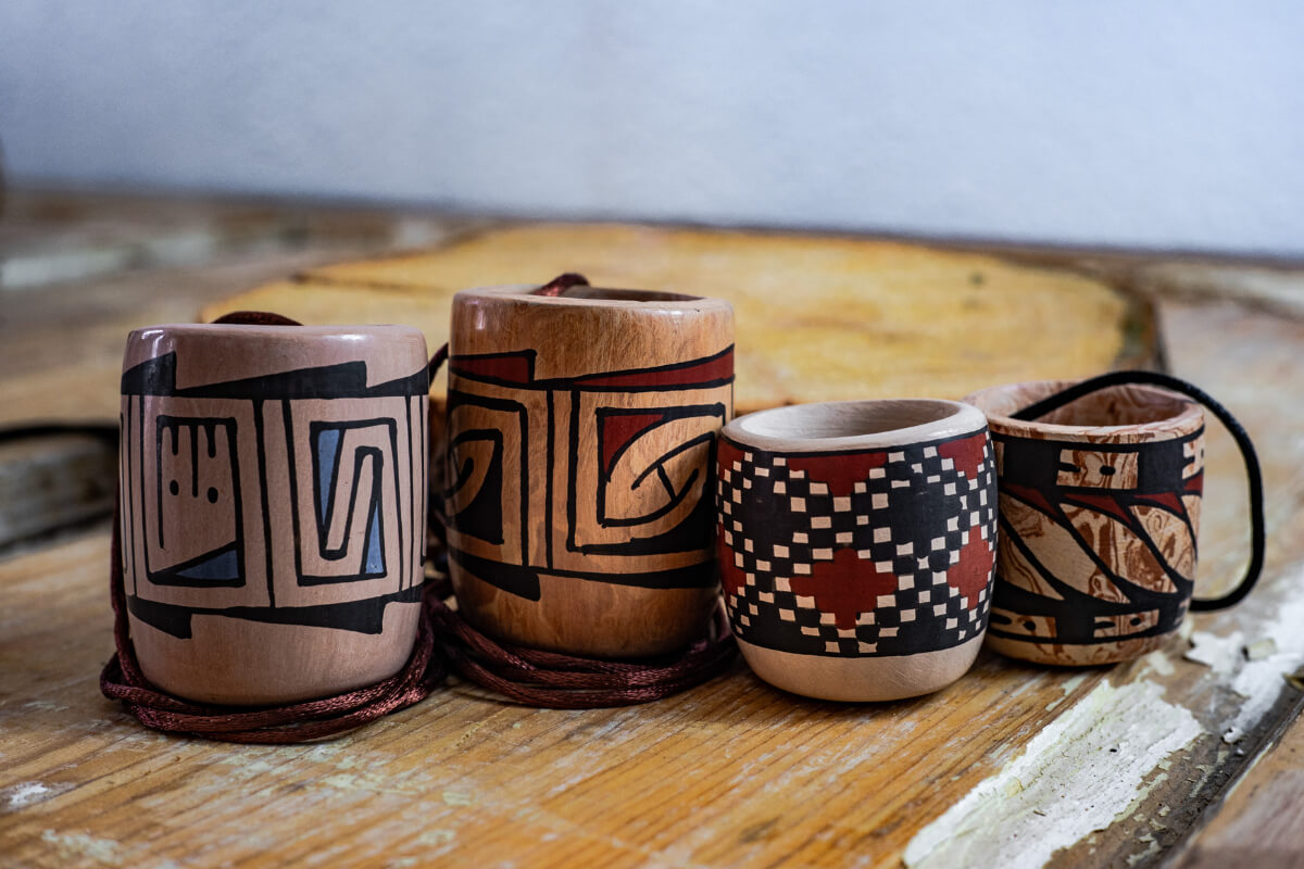 Vasos tipo “shot” y souvenirs de cerámica pintada a mano con motivos tradicionales del estilo Cerámica de Mata Ortiz.