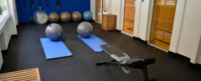 Gimnasio del iStay Hotel Ciudad Juarez con colchonetas, balones de estabilidad y banco de pesas.