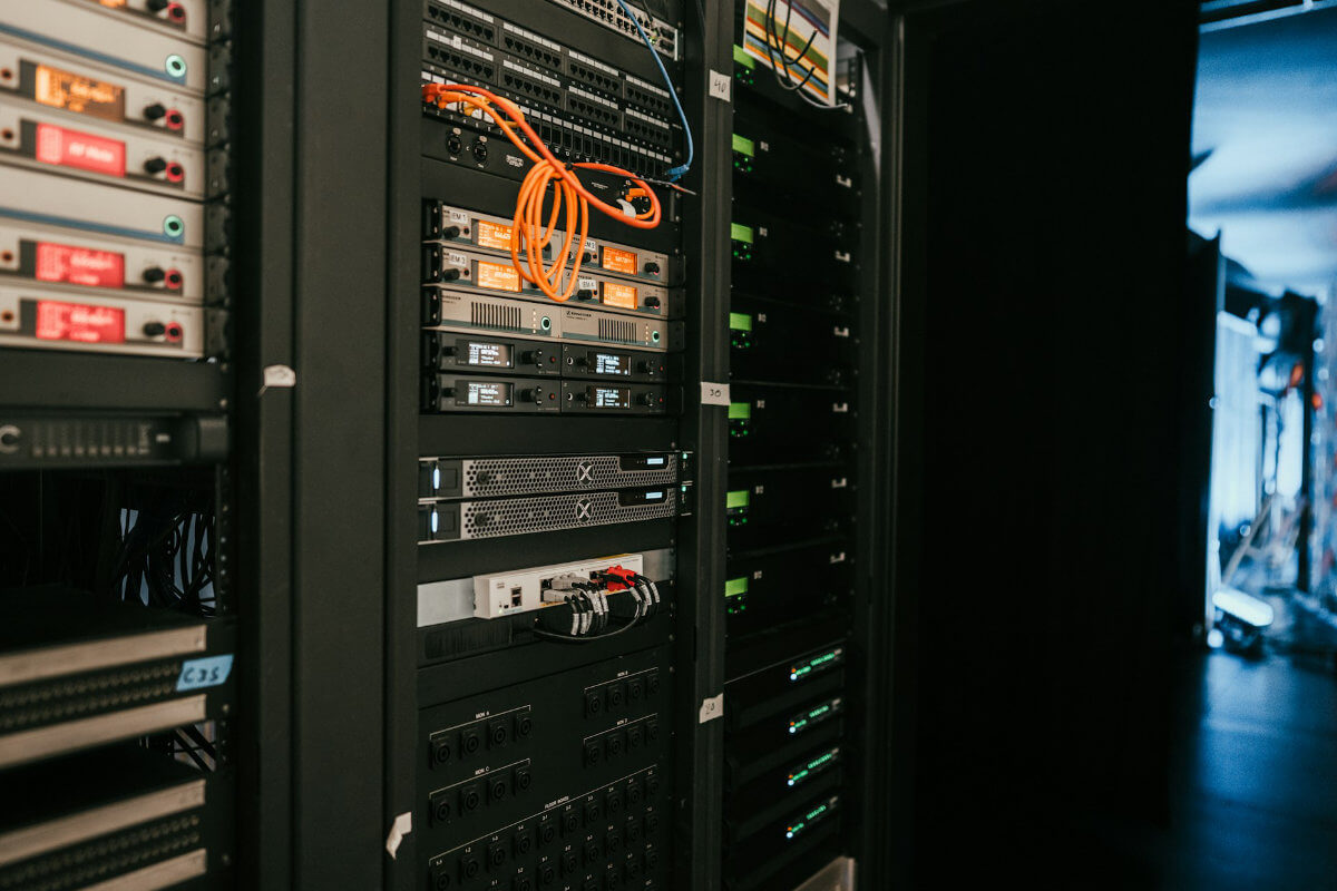 Data Center en Ciudad Juarez Servidores y cableado en rack dentro de un centro de datos moderno en Ciudad Juárez.