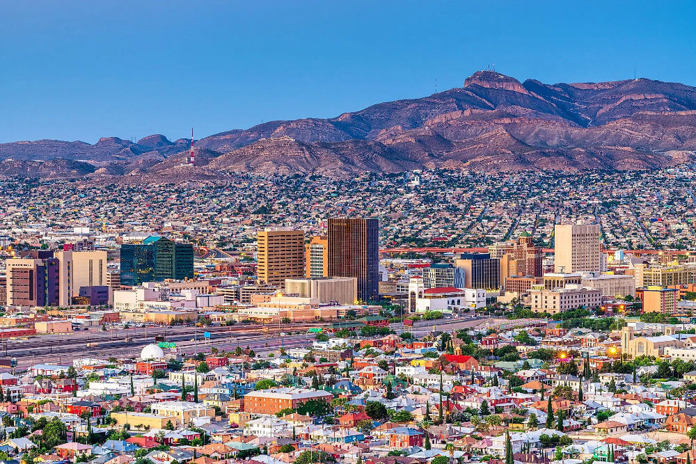 El Paso texas Montana Franlin vista panoramica Vista panorámica de El Paso, Texas, con el centro urbano y las Montañas Franklin al fondo, frontera con Ciudad Juárez.