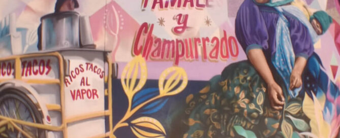 Mural colorido con la frase “Tamale y Champurrado”, vendedora con rebozo y bebé, y carrito de “Ricos tacos al vapor” en el puente "Stanton" en El Paso, Tx.