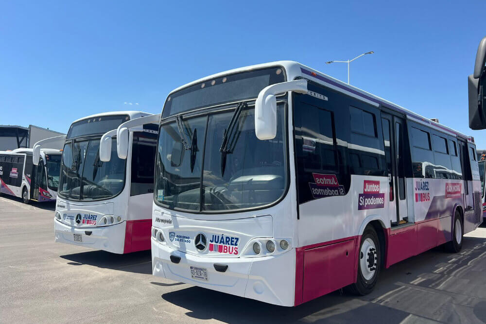 Autobuses del sistema JuárezBus/Bravobús alineados y listos para operar en Ciudad Juárez.