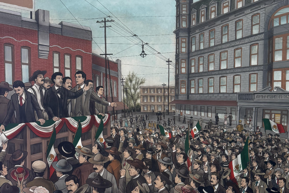 Ilustración histórica “Manifestaciones anarquistas”: oradores y multitud con banderas mexicanas frente al Hotel Sheldon en El Paso, alusiva al activismo magonista transfronterizo de inicios del siglo XX.