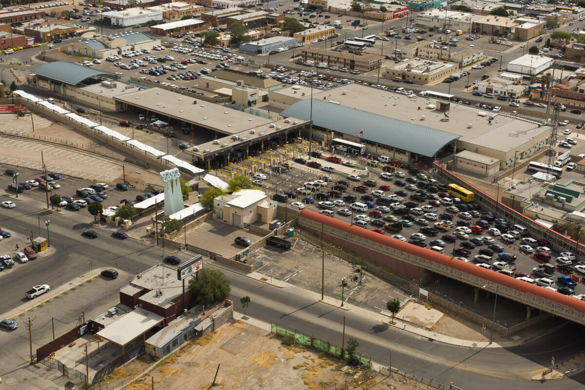 Puente Paso del Norte (PDN) garitas fila de autos Ciudad Juarez Vista aérea del Puente Internacional Paso del Norte (PDN) en Ciudad Juárez, con garitas y filas de autos rumbo a El Paso y el puente peatonal techado.
