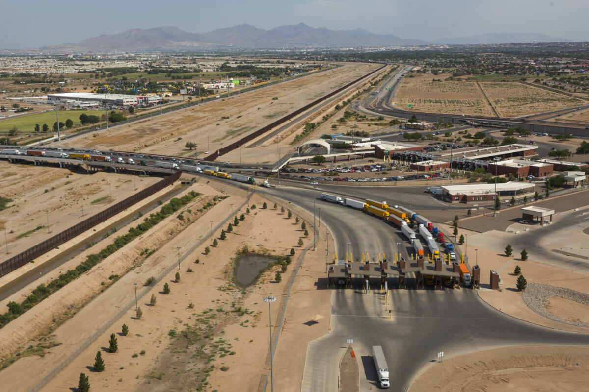 Vista aérea del Puente Internacional Ysleta–Zaragoza en Ciudad Juárez, con garitas y largas filas de tractocamiones en los carriles de carga.