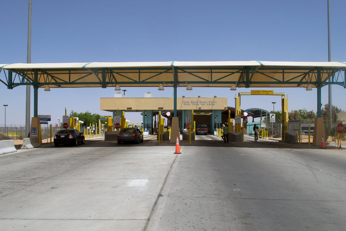 Garitas del Santa Teresa Port of Entry en el cruce Santa Teresa–San Jerónimo, con carriles vehiculares y módulos de inspección bajo techo.