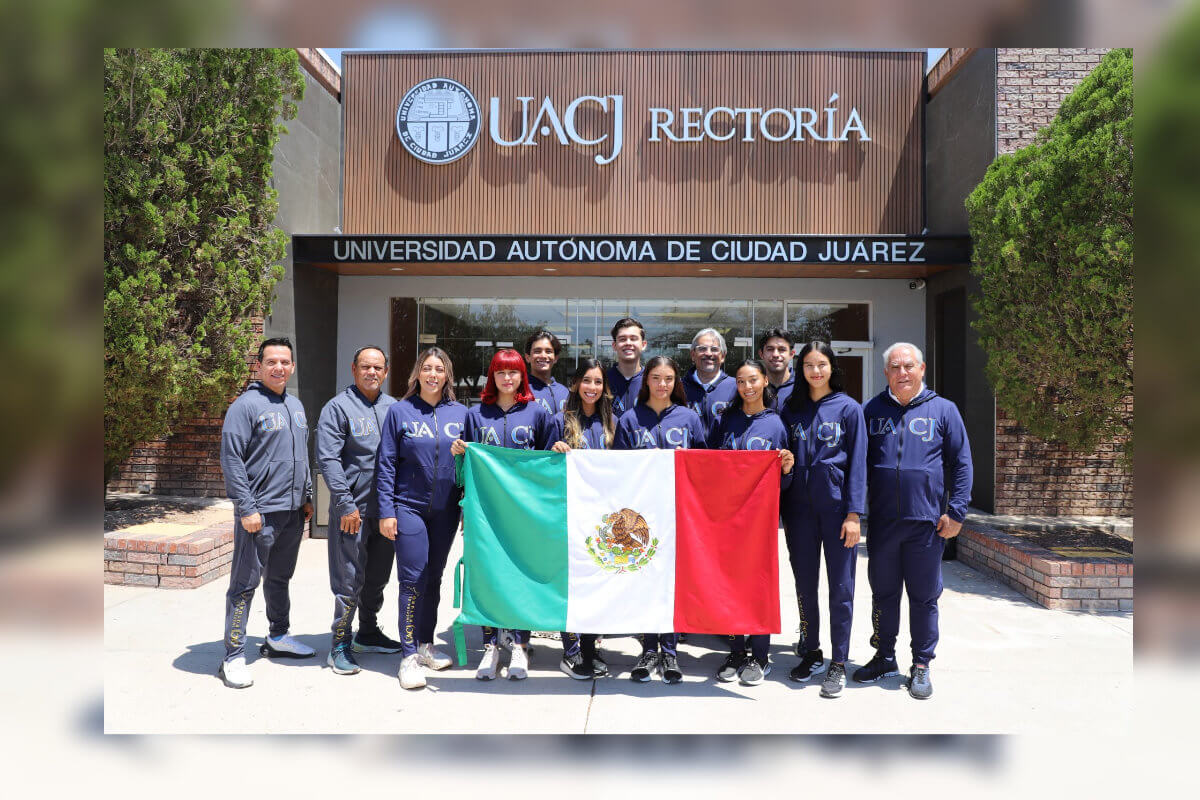 Rectoria – Universidad Autonoma de Ciudad Juarez Estudiantes y personal de la Universidad Autónoma de Ciudad Juárez posan con la bandera de México frente a la Rectoría de la UACJ.