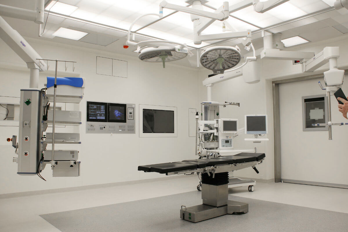 Sala Medica de Hostpital en Ciudad Juarez Quirófano de alta tecnología en el Hospital Ángeles Ciudad Juárez, equipado para procedimientos especializados con estándares de vanguardia.