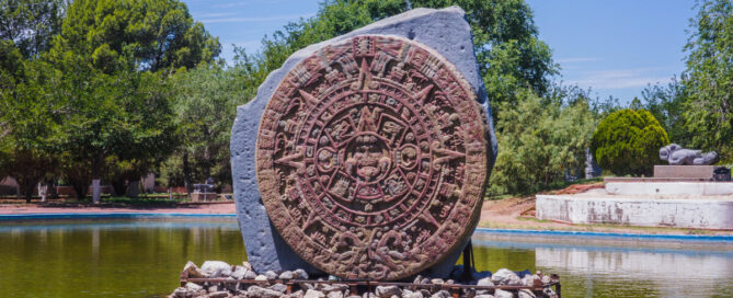 Calendario azteca monumental sobre una base en medio de un lago, en los jardines del Museo de Arqueología e Historia de El Chamizal, Ciudad Juárez.