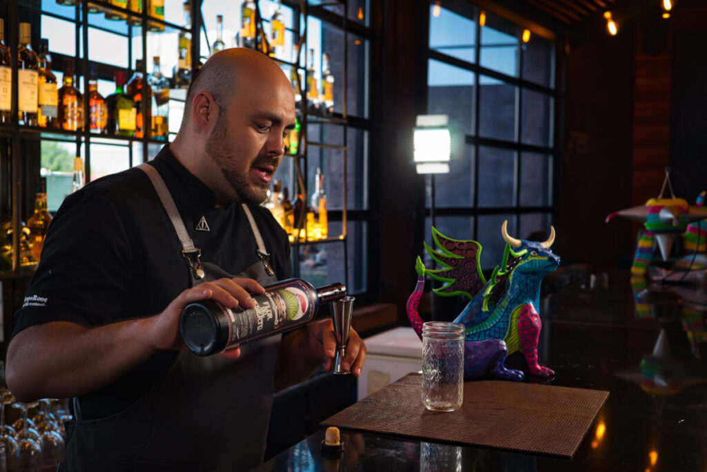 Oscar Olvera mezclando una deliciosa bebida con sotol